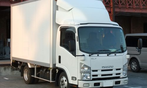 ISUZU_ELF,_6th_Gen,_Hi-cab_White_Box_truck